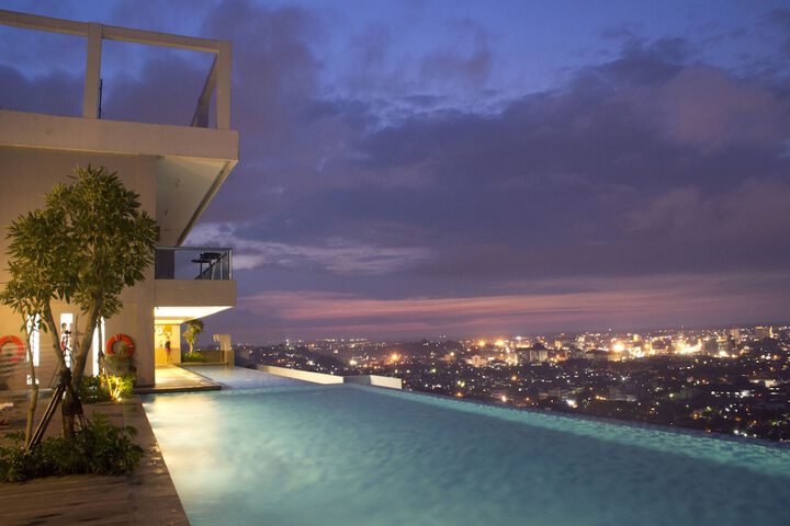 Hotel with Pool
