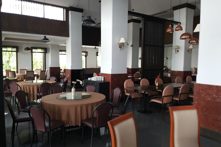Dining 77 of 92