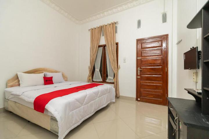 RedDoorz Syariah near Universitas Putra Indonesia Padang