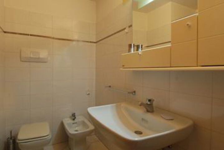 Room 8 of 93