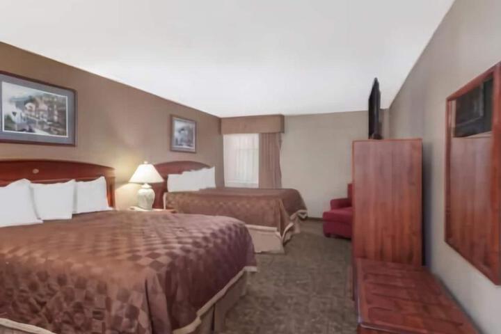 1 King Bed (5 of 13)