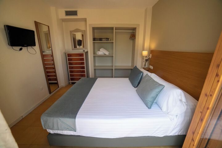 Room 18 of 104