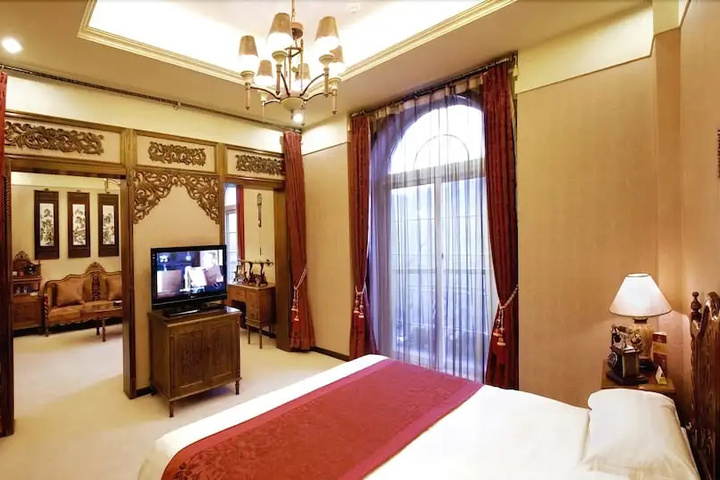 Room 5 of 9