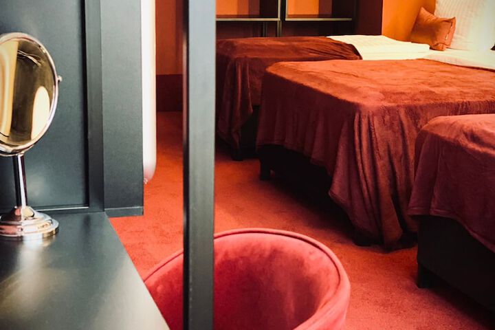 Room 49 of 100