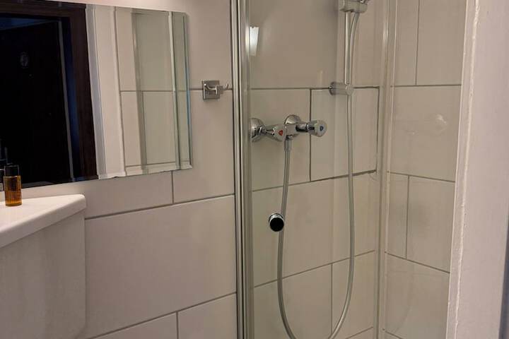 Room 12 of 107