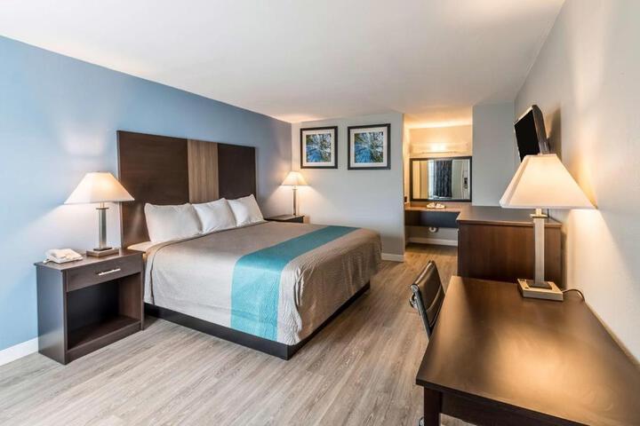 1 King Bed (4 of 4)