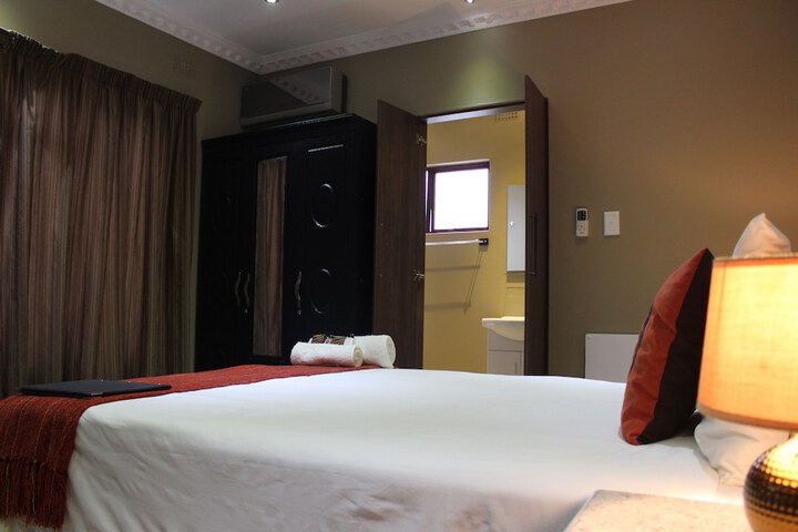 Room 9 of 28