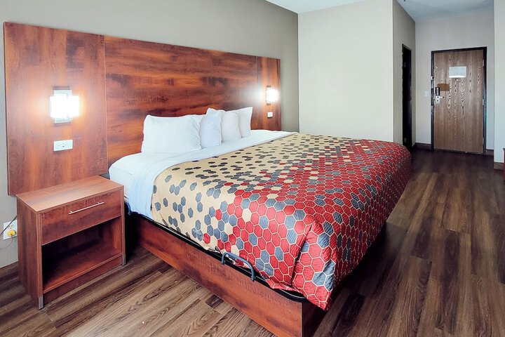 1 King Bed (6 of 8)