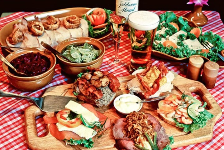 Dining 42 of 59