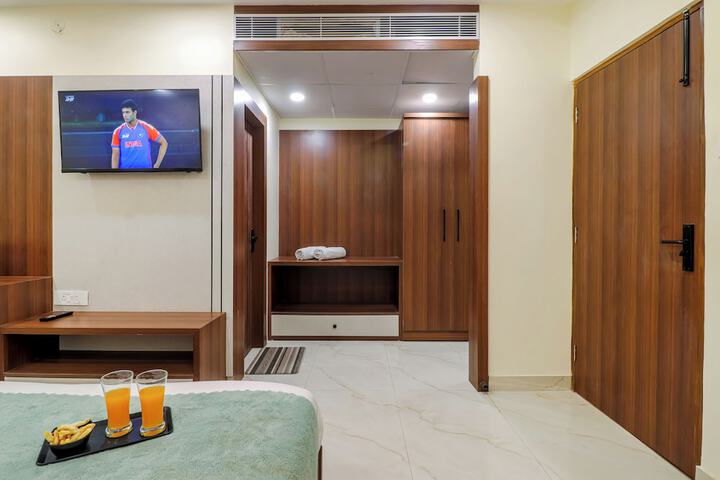 Room 9 of 33