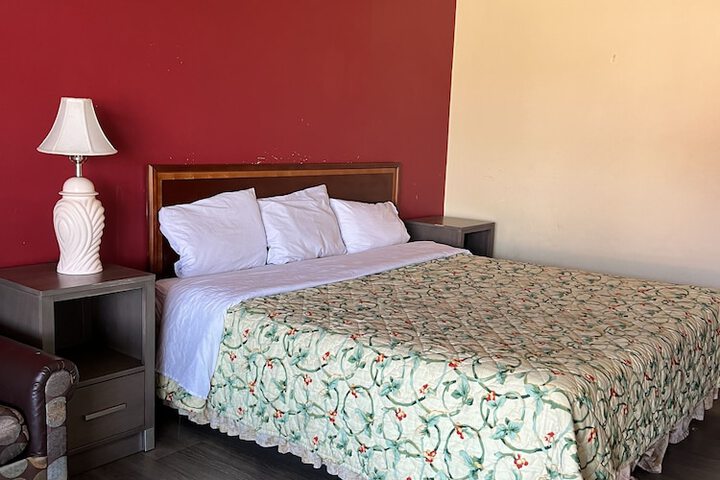 1 King Bed (10 of 12)