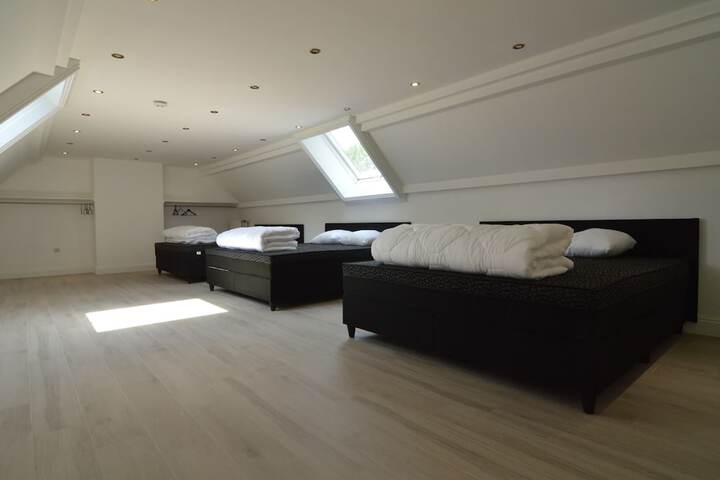 Room 9 of 32
