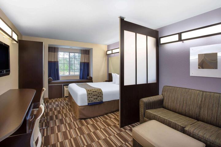 1 Queen Bed (14 of 21)