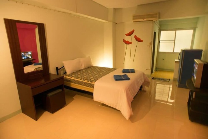 Room 6 of 16