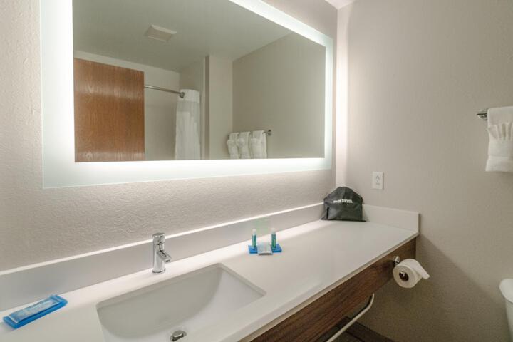 1 Queen Bed Standard Mobility Accessible Tub (3 of 5)