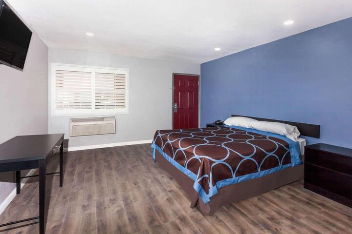 1 King Bed Mobility Hearing Impaired Accessible Room (5 of 5)