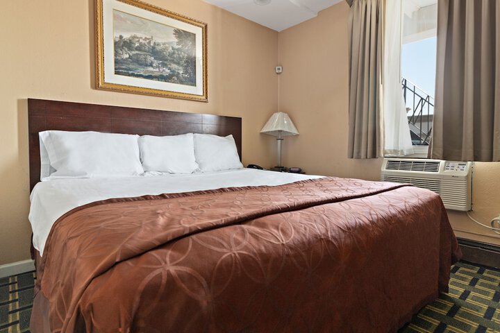 Deluxe Room with King Bed (1 of 26)
