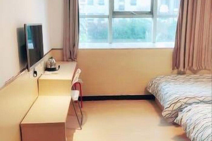 Room 12 of 16