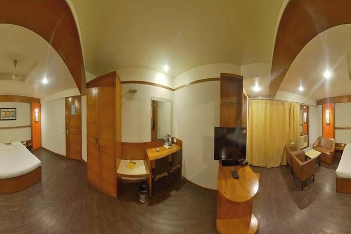 Room 13 of 38