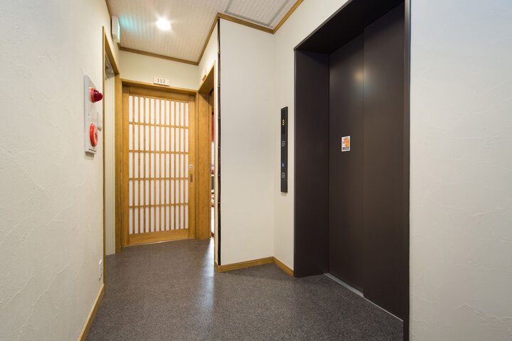 Ballroom/Hall 27 of 32