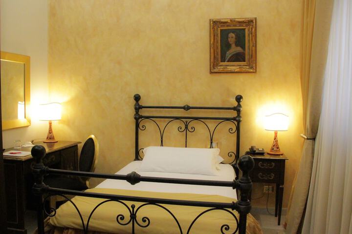 Room 13 of 107