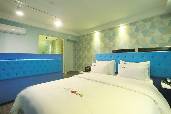 Room 16 of 40