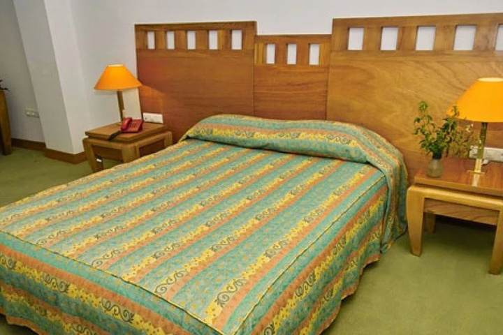 Room 8 of 12