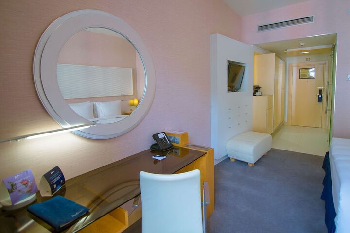 Room 28 of 186