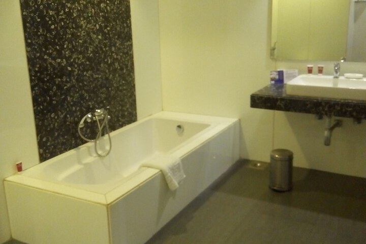 Room 20 of 33