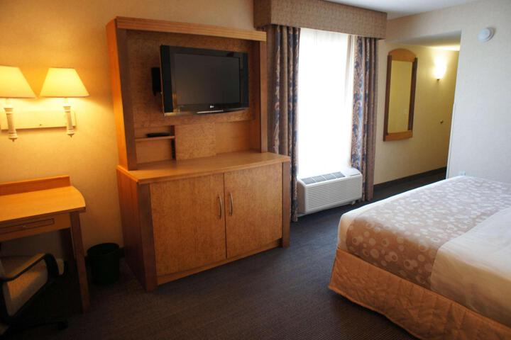 1 King Bed Deluxe Room (7 of 18)