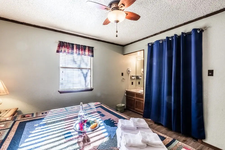 Room 7 of 18