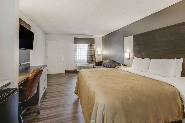 1 King Bed (8 of 10)