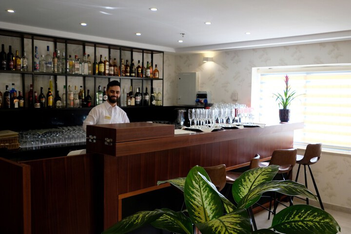 Lounge 82 of 106