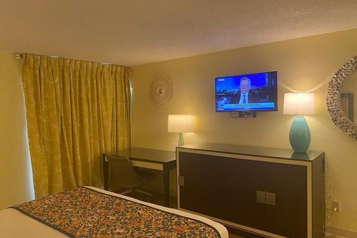 1 King Bed (3 of 7)