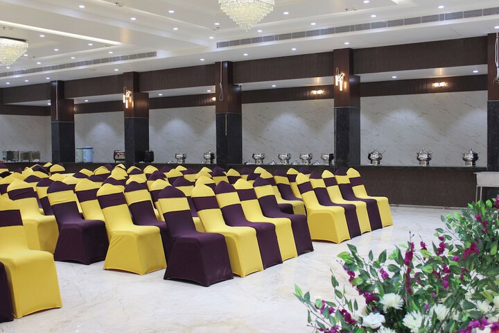 Ballroom/Hall 71 of 77