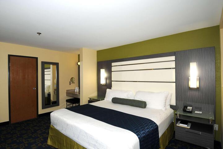 2 Double Beds Pet Friendly Room, Microwave and Refrigerator WiFi Full Breakfast (8 of 8)