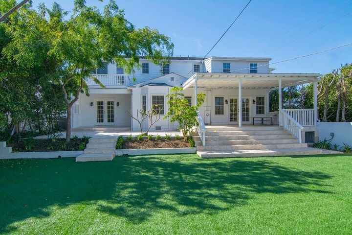 Hotel Exterior 22 of 27