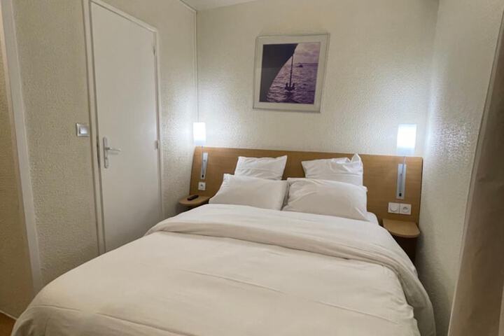 Room 4 of 8