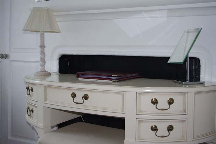 Room 4 of 27