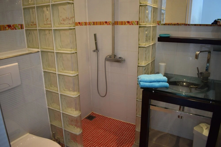 Room 8 of 16