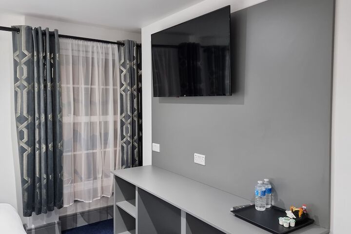 Room 3 of 8