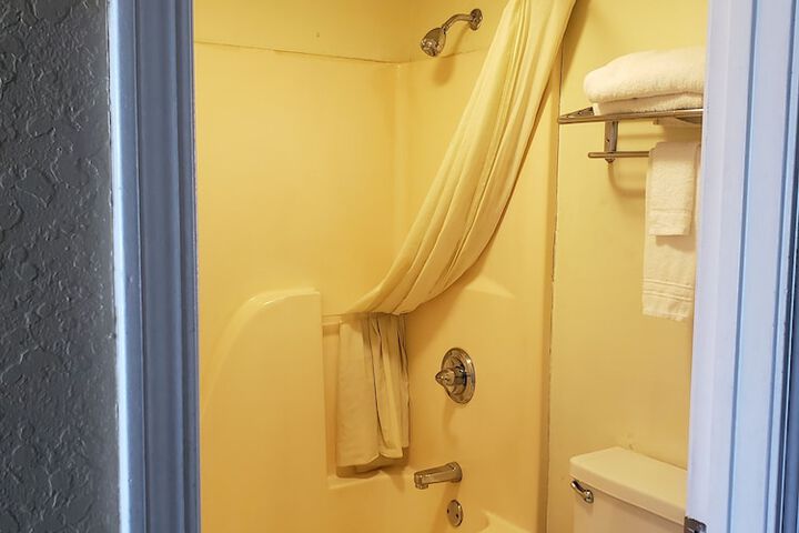 1 Queen Bed (4 of 9)