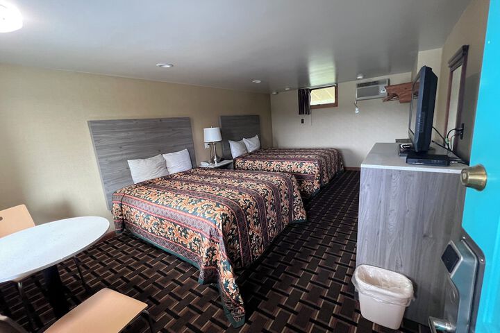 1 Queen Bed (4 of 18)