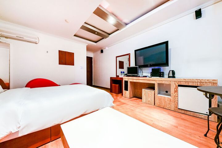 Room 13 of 26