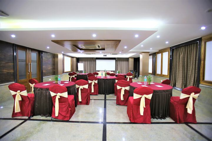 Ballroom/Hall 16 of 17