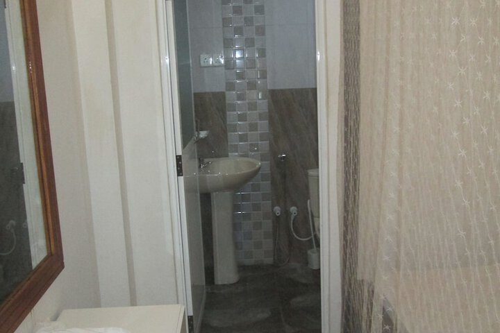 Room 6 of 33