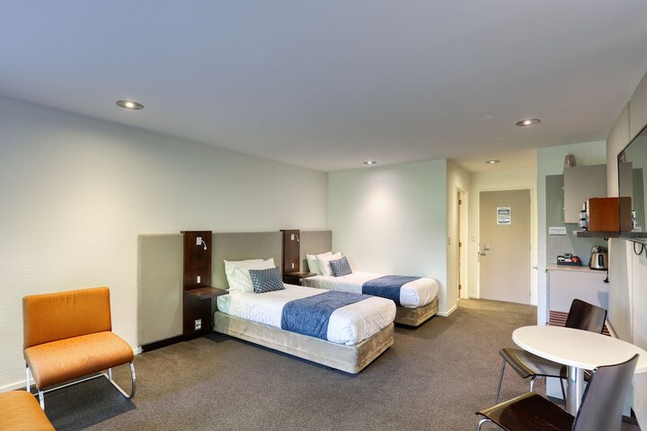 Room 8 of 106