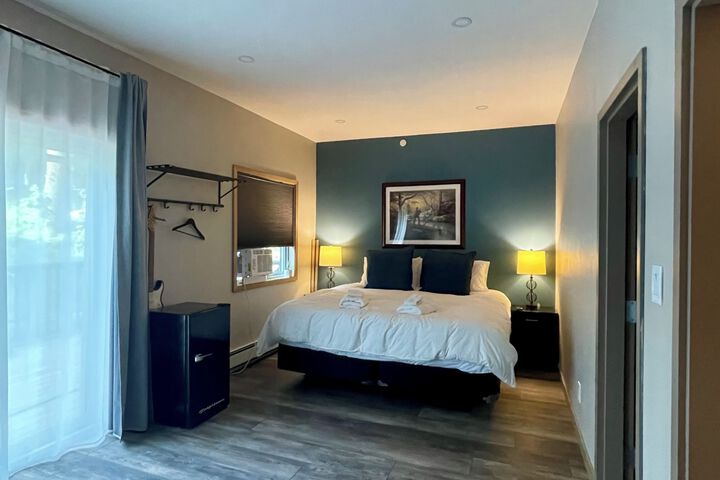 Room 4 of 8