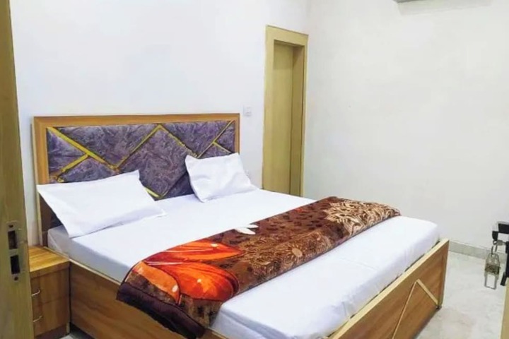 Room 13 of 20