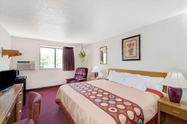 1 King Bed (5 of 11)